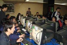 在那个电脑匮乏年代,去网吧砍传奇非常的享受